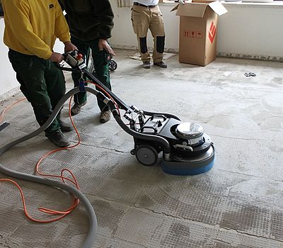 Betonschleifer im Einsatz, Bodenschleifer